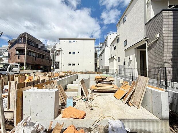 落ち着いた色合いで、周囲の街並みに馴染む外観です。