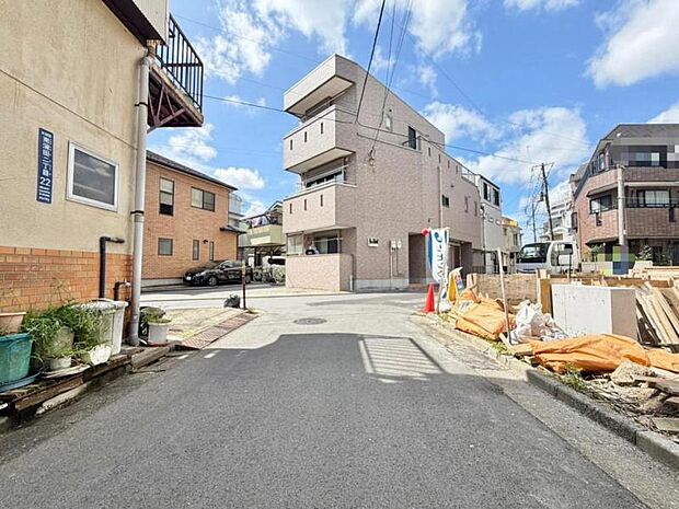 幅員のある道路で、車の出入りもスムーズに行えます。
