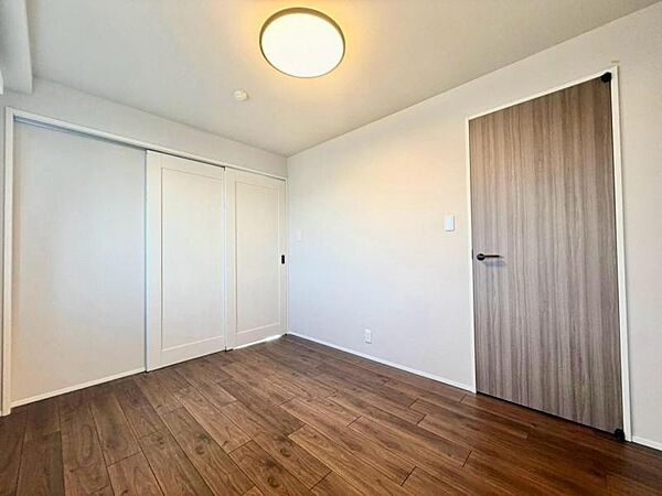 室内は二段ベッドや大型のタンスなどの配置が可能です。住まう方自身でカスタマイズして頂けるようにシンプルにデザインされております。自由度が高いので現地にて配置などを打ち合わせさせて頂きます。
