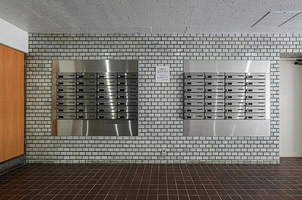 エントランスに備え付けの郵便受けです。