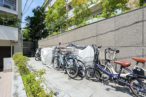 敷地内に設けられた駐輪スペース。