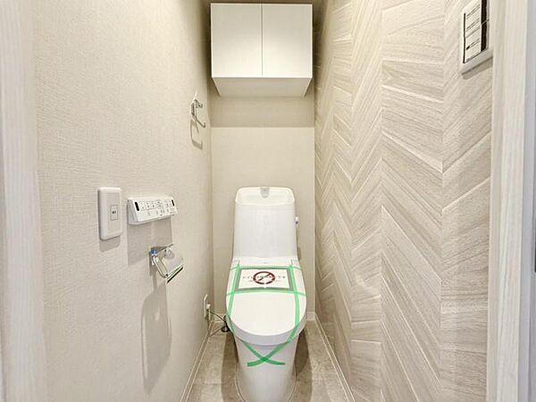 白を基調としたウォシュレットトイレは清潔感あるプライベート空間を演出します。