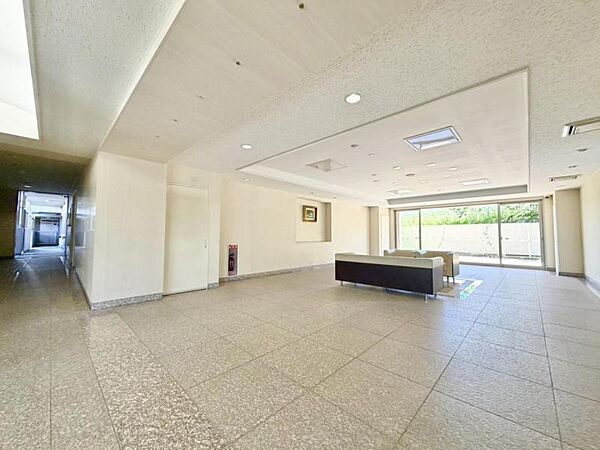 オートロックや防犯カメラも完備されておりマンションならではの防犯性の高さも住宅選びの大切な要素ですね。