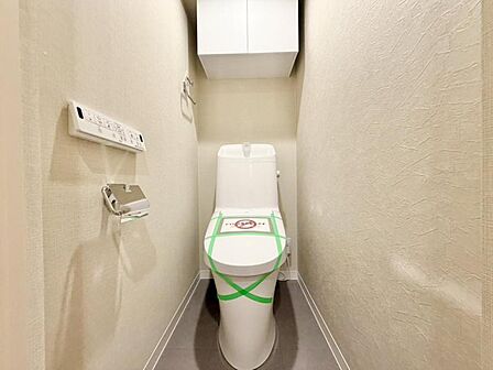 白を基調としたウォシュレットトイレは清潔感あるプライベート空間を演出します。
