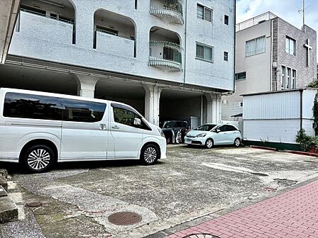 車の出し入れもスムーズな使い勝手の良い駐車スペースです。