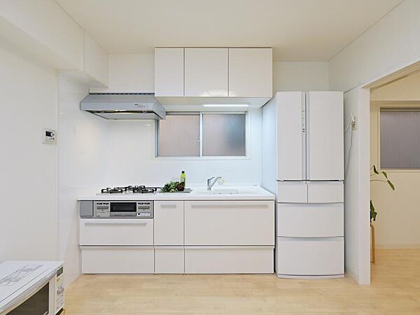 収納豊富なシステムキッチン。目の前に窓があるため、においもこもらず快適にお料理ができますね。