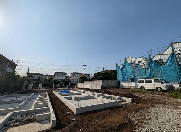更地の状態をご覧頂くことで、隣接した環境をしっかりとご確認頂けます。更に同工務店の完成見本を合わせてご見学頂くことで、完成形の姿をイメージ出来ます。