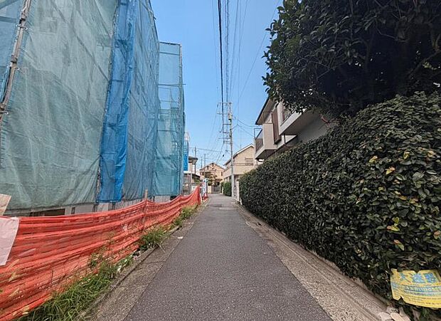 前面道路は交通量が少なく、小さなお子様のいるご家庭にもおすすめです。