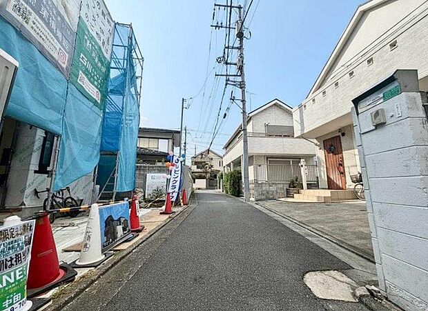 前面道路は交通量が少なく、小さなお子様のいるご家庭にもおすすめです。