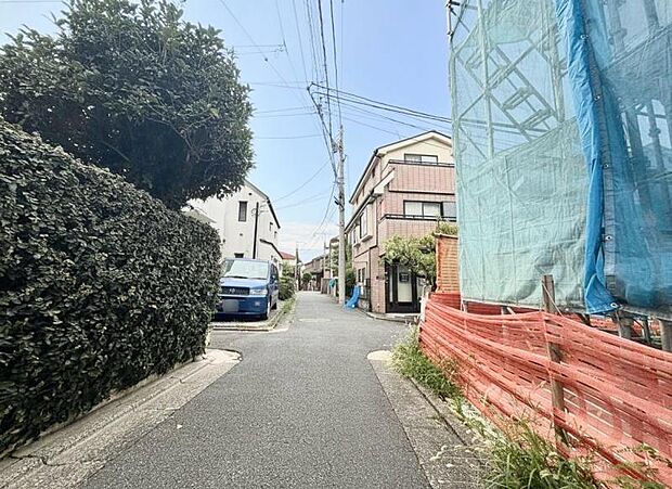 角地を含む分譲地ならではの、明るく風通しの良い住環境です。