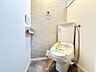 トイレ：白を基調としたウォシュレットトイレは清潔感あるプライベート空間を演出します。