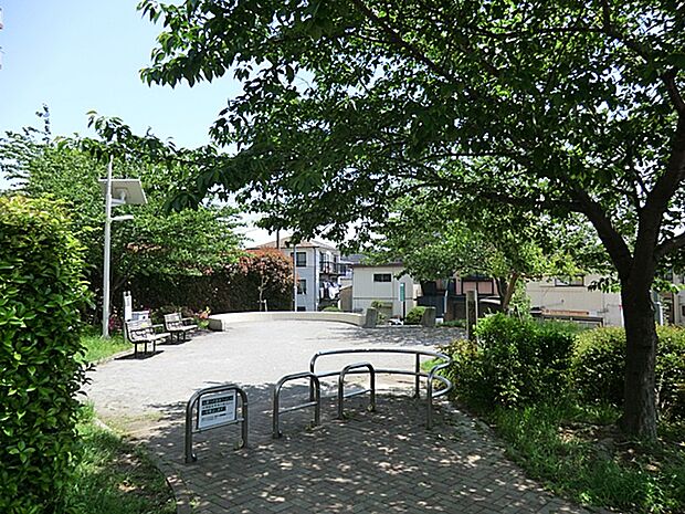 タワーふれあい公園　590m
