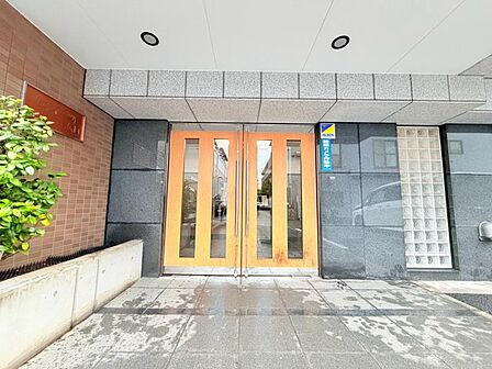 管理が行き届いた清潔感のあるエントランス。オートロックや防犯カメラも完備されておりマンションならではの防犯性の高さも住宅選びの大切な要素ですね。