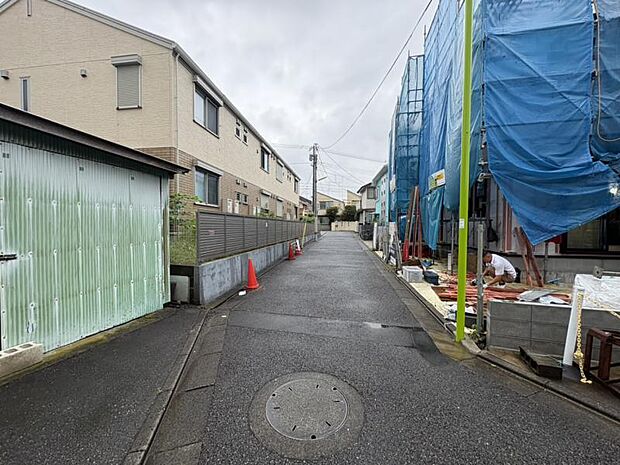 前面道路は4m以上ございます。毎日のお車の出し入れもストレスなく行えます。