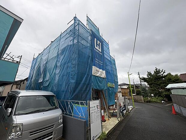 爽やかな陽光がもたらす至福の時間、ゆっくりと装いを変えていく街の情景、高く青い空のと悠久を感じる自然、この街ならではの美しい情景が織りなす時を感じ始まる家族の物語