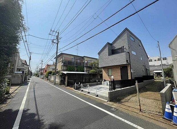 駅からの帰り道には最寄りのスーパーがございます。毎日のご通勤など非常に助かります。