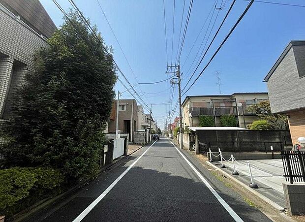 前面道路は6mございます。毎日のお車の出し入れもストレスなく行えます。