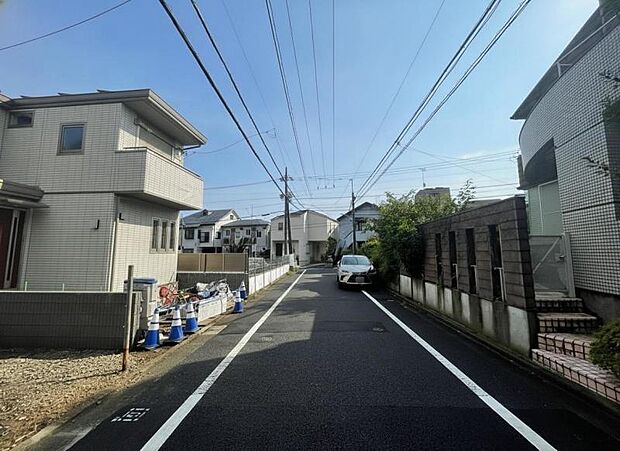 前面道路は6mございます。毎日のお車の出し入れもストレスなく行えます。