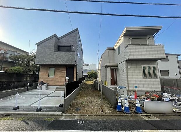 玄関につながる駐車スペースなので重い荷物の出し入れの負担を最小限に抑えられます。小さなお子様も安心・安全の乗り降りができますし、水栓も備え付けられていますので敷地内で洗車ができるのも嬉しいですね。