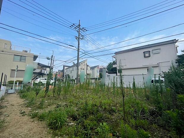 静かな住宅街に位置し、落ち着いた住環境が魅力です。
