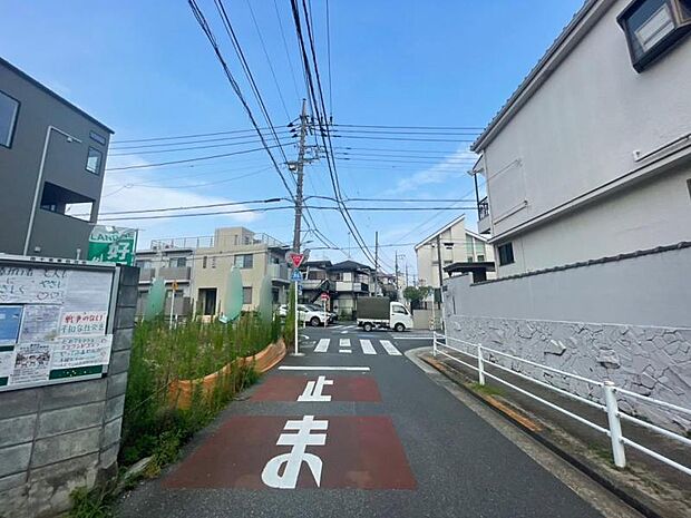 幅員のある道路で、車の出入りもスムーズに行えます。