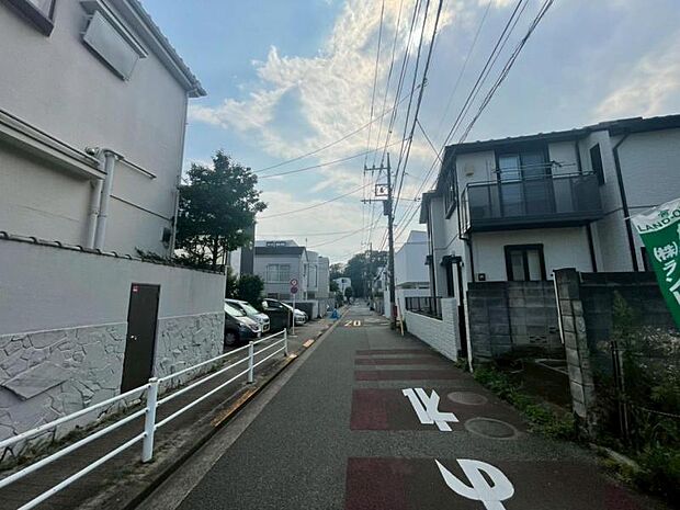 前面道路は整備されており、落ち着いた住宅街に位置しています。