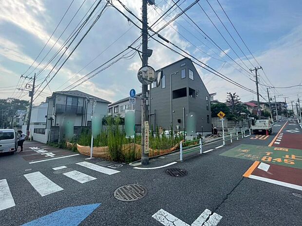 幅員のある道路で、車の出入りもスムーズに行えます。