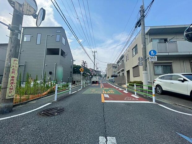 幅員のある道路で、車の出入りもスムーズに行えます。