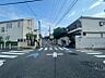 外観：前面道路は整備されており、落ち着いた住宅街に位置しています。
