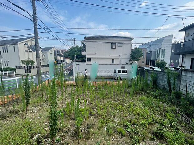 静かな住宅街に位置し、落ち着いた住環境が魅力です。