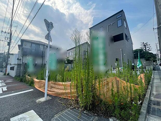 静かな住宅街に位置し、落ち着いた住環境が魅力です。