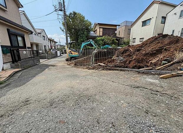 車通りも少なく、子育てに適した環境です。陽当たりなどはぜひ現地にてご体感ください。