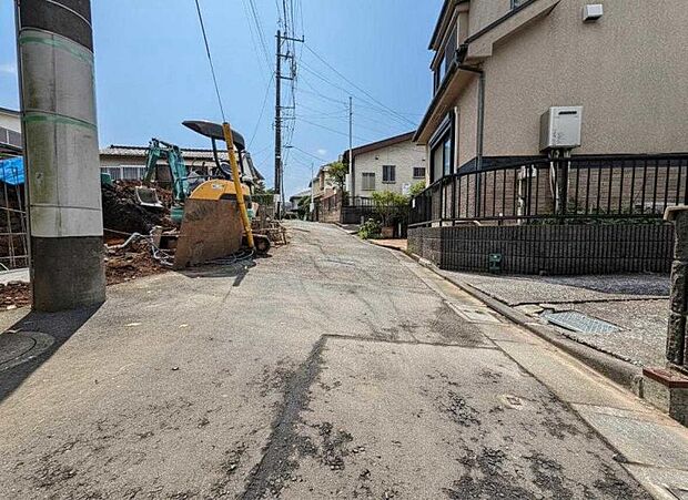車通りも少なく、子育てに適した環境です。陽当たりなどはぜひ現地にてご体感ください。