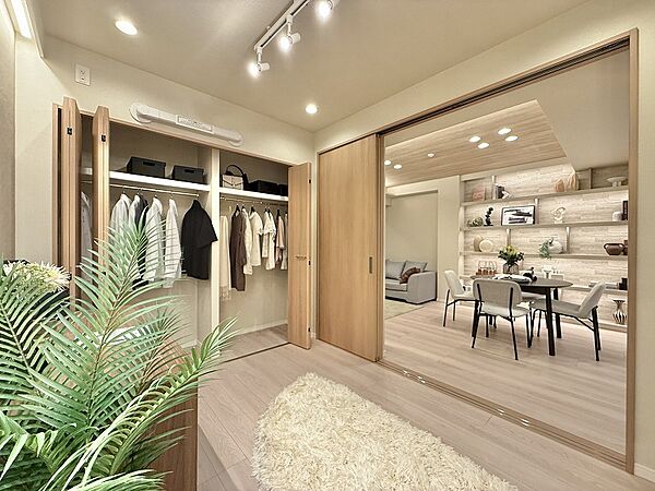 収納スペースを確保しております。季節のお洋服など保管が可能です。居室内に余計な収納をおく必要がないため、ベッドやお布団を置くスペースが確保できます。広い空間で睡眠ができるため、疲れも癒されます。