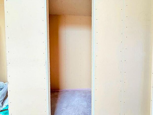 クローゼットには、大切なお洋服にしわを付けずにそのまましまうことが出来ます。思い出のお洋服は思い出と一緒に大切に保管しましょう。