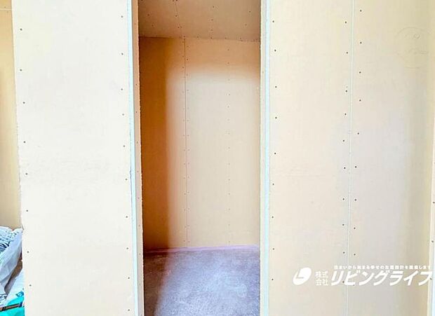 クローゼットには、大切なお洋服にしわを付けずにそのまましまうことが出来ます。思い出のお洋服は思い出と一緒に大切に保管しましょう。