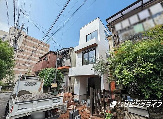 この街ならではの美しい風景と、ここから紡がれる物語を建物外観から始まります。