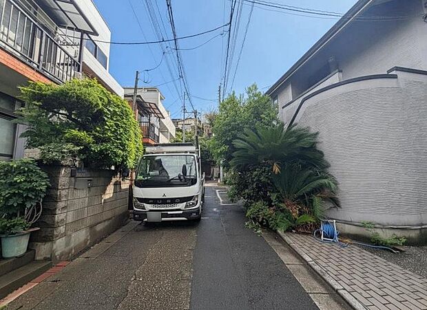 前面道路は一方通行ですので、小さなお子様もご安心してお過ごしいただけます。