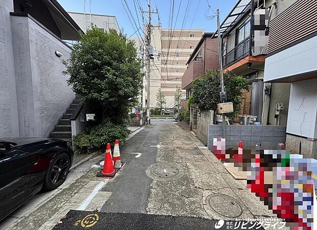 お住まいの前を通るのはご近所さんだけの閑静な私道です。静かな住環境を叶えられます。