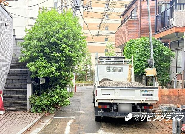お住まいの前を通るのはご近所さんだけの閑静な私道です。静かな住環境を叶えられます。