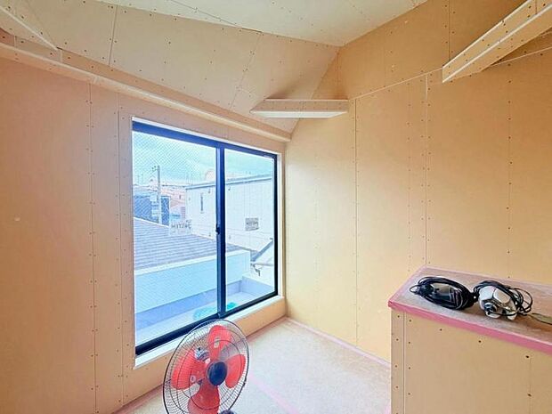 窓からの光は居室を明るく照らしてくれます。収納はハンガーパイプがあり、すっきりとした収納が可能です。