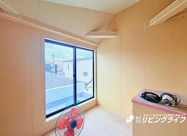 窓からの光は居室を明るく照らしてくれます。収納はハンガーパイプがあり、すっきりとした収納が可能です。