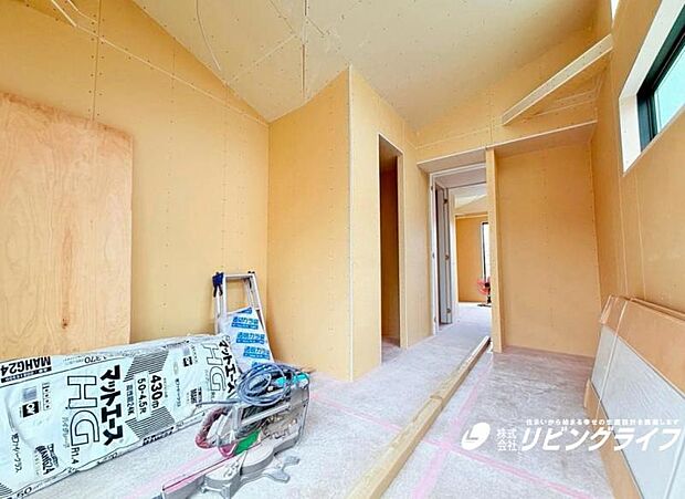 一日の疲れを取る主寝室は大型のベッドも配置が可能です。窓から注がれる光で家族とのコミュニケーションも明るくなりそうです。