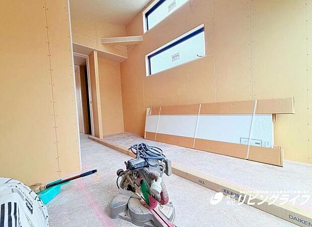 住まう方自身でカスタマイズして頂けるようにシンプルにデザインされております。自由度が高いので現地にて配置などを打ち合わせさせて頂きます。