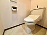 トイレ：リフォーム前。白を基調としたウォシュレットトイレは清潔感あるプライベート空間を演出します。