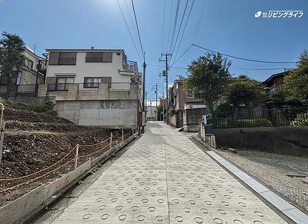 駅からの帰り道には最寄りのスーパーがございます。毎日のご通勤など非常に助かります。
