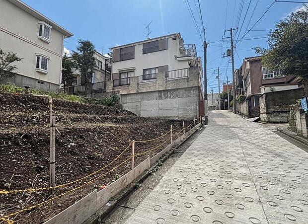 前面道路が広く、間口もゆったり。駐車が苦手なママもらくらく停められます。