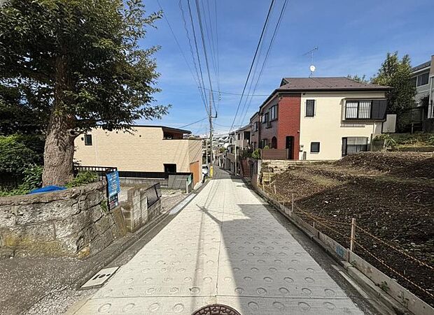 お子様と手を繋いで並んで歩けるくらい広い前面道路です。