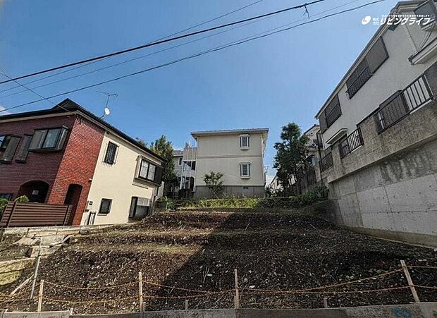 お住まいの前を通るのはご近所さんだけの閑静な道です。静かな住環境を叶えられます。