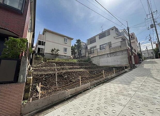 まだ更地ですが、現地で広さのご体感ができます。図面と合わせてご説明しますので、お気軽にお問い合わせください。